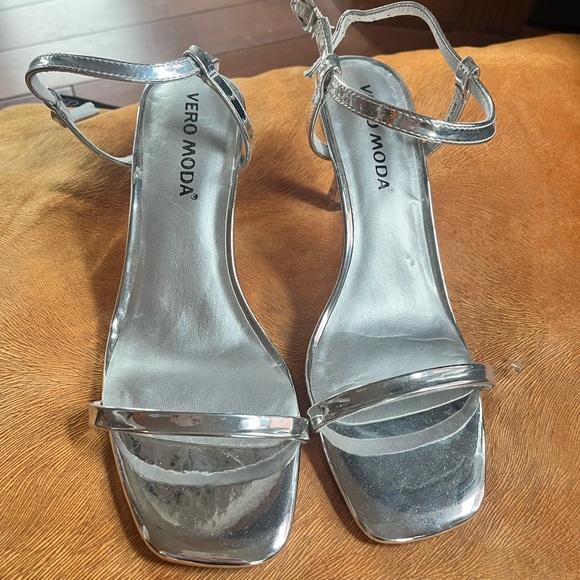 VERA MODA SILVER HEEL - Picture 1 of 4